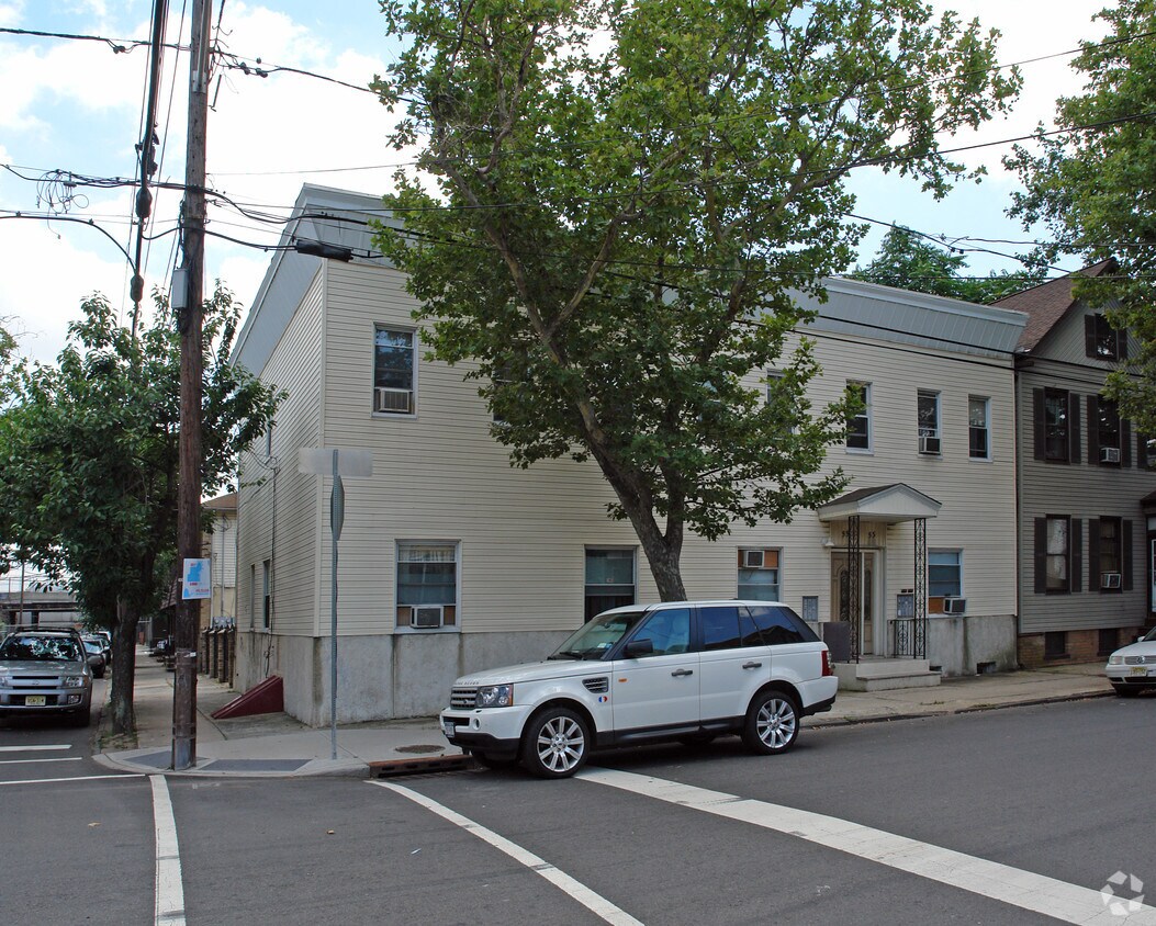 Primary Photo - 53-55 Kossuth St
