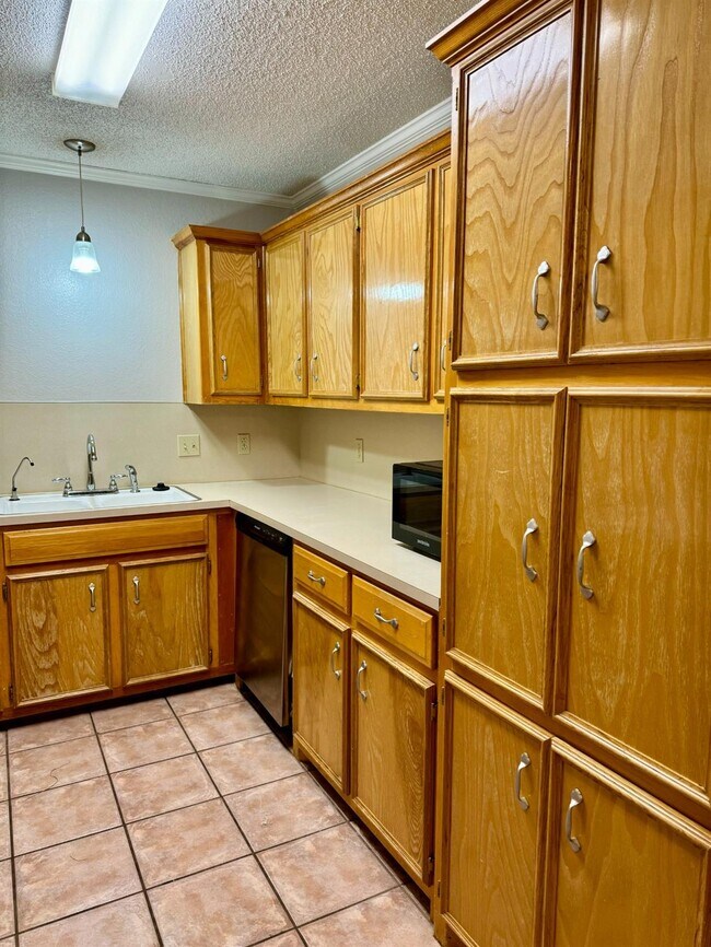 Foto del edificio - 8202 Raleigh Ave