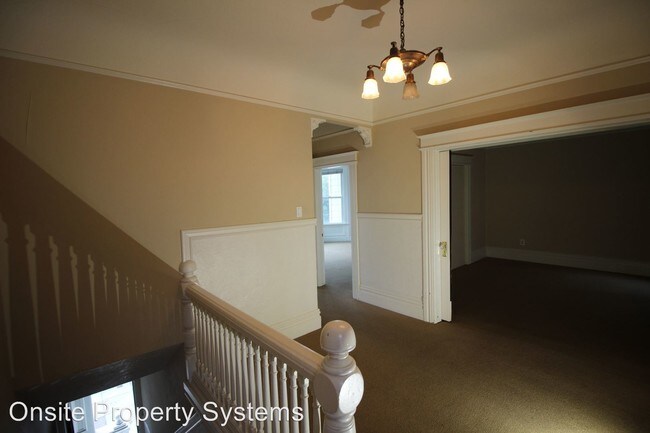Foto del edificio - 3 br, 1.5 bath Apartment - 166 Carl Street
