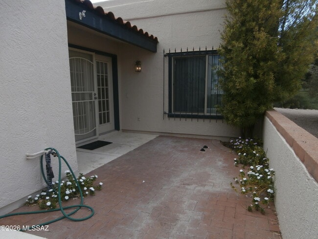 Building Photo - 870 W Calle de Emilia