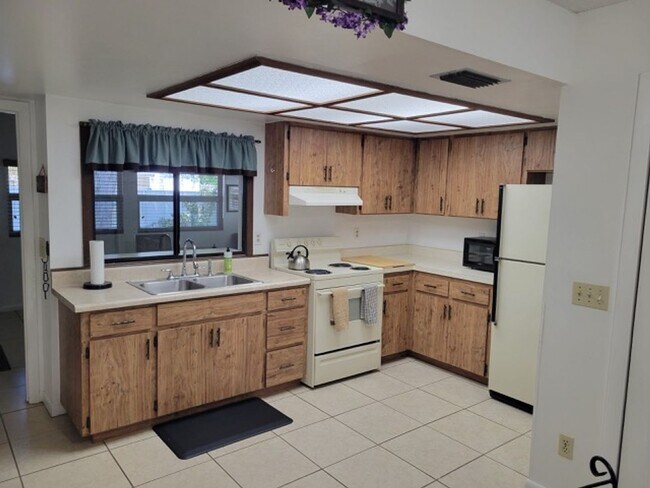 Foto del edificio - Quaint yet spacious 2/1 duplex avaliable f...