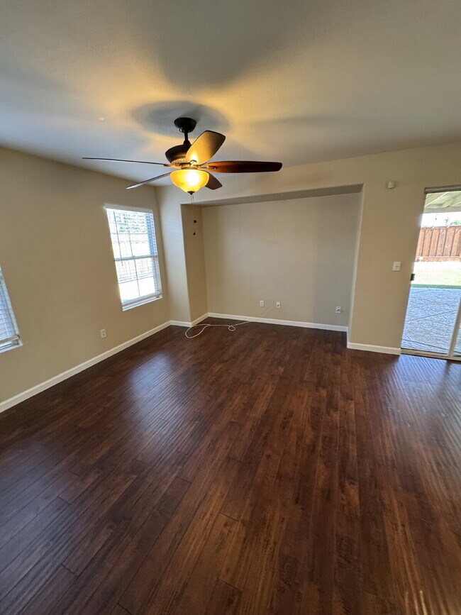 Foto del edificio - Beautiful 4-Bedroom Home with Spacious Backyard & Covered Patio