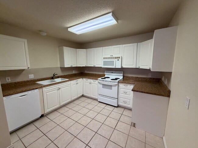 Building Photo - Duplex Located Between 98th & Indiana With Basement!