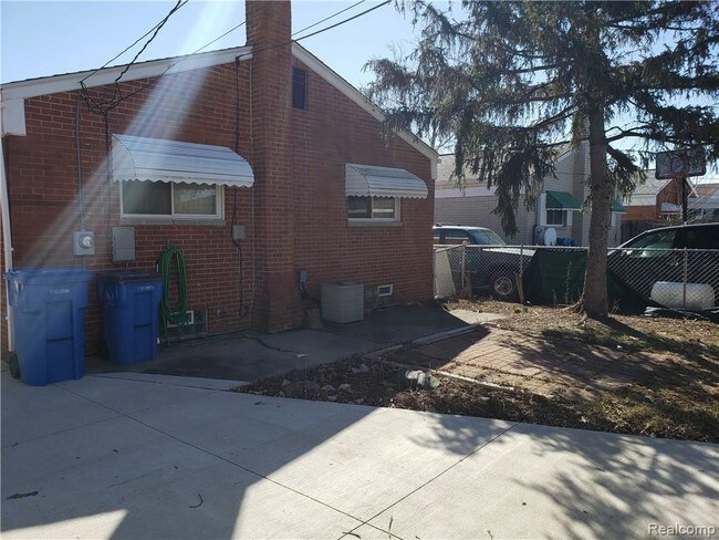 Building Photo - 5665 N Evangeline St