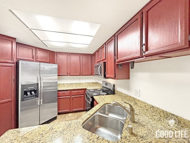 Foto del edificio - Spacious 3B/2.5BA Multi-Level Home in Redwood Village with Attached Garage, Private Patio & Commu...