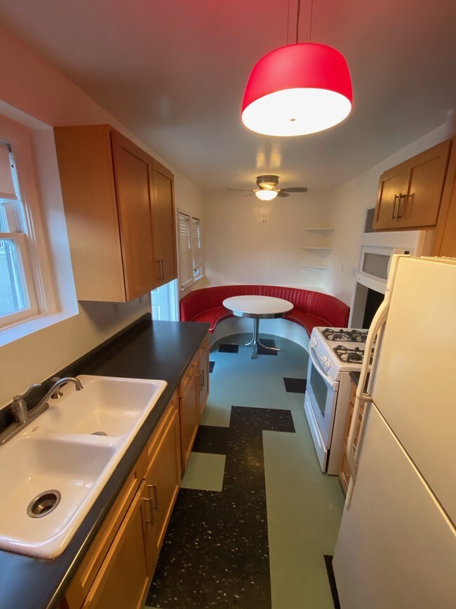Kitchen with bench - 815 N Detroit St