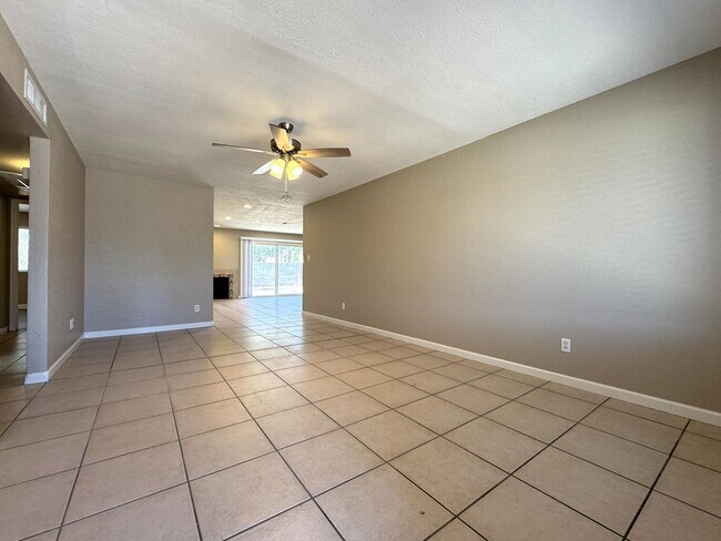 Foto del edificio - CORNER LOT 3 BEDROOM PLUS DEN WITH FIREPLACE AND LARGE YARD