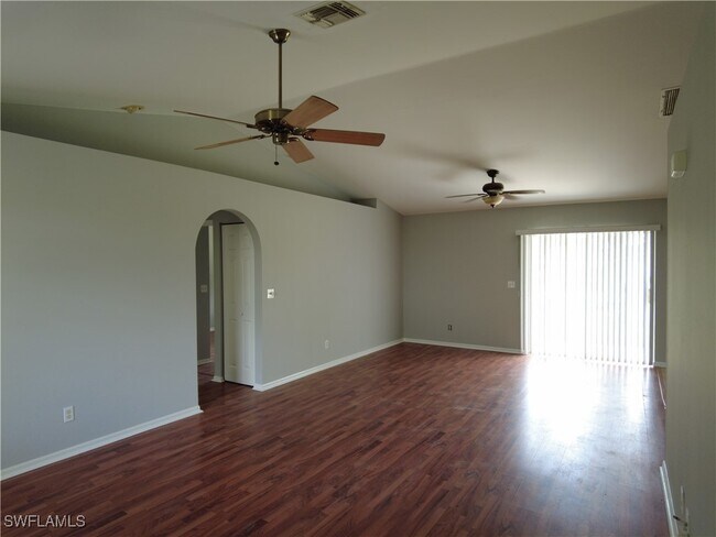 Foto del edificio - 27052 S Riverside Dr