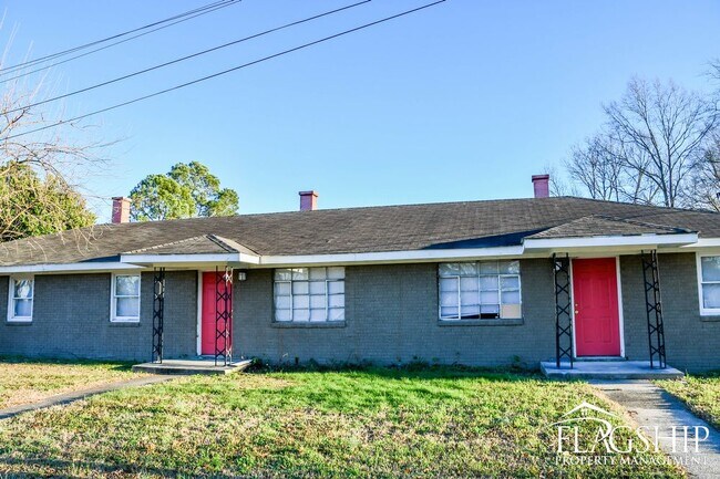 Building Photo - Two Bedroom Close to Vidant