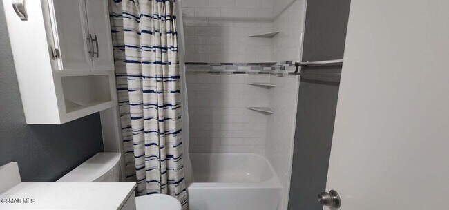 Building Photo - Sharp Thousand Oaks Ground Unit Condo Fully Remodeled