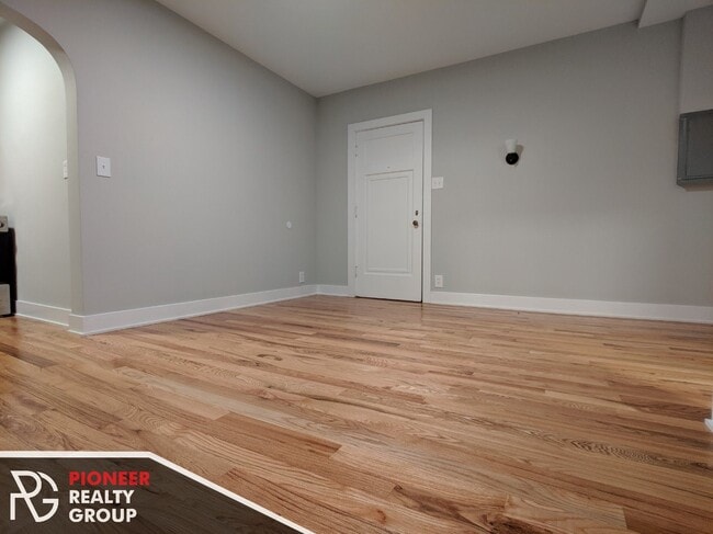 Building Photo - 4542 N Damen Ave