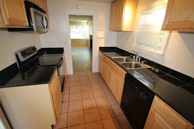 Foto del edificio - BEAUTIFUL 2 BED, 1 BATH SEATTLE HOME FOR RENT W EASY COMMUTE