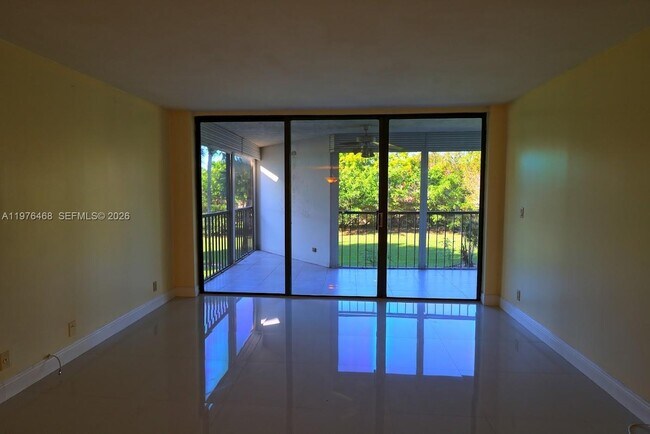 Foto del edificio - 16500 Golf Club Rd