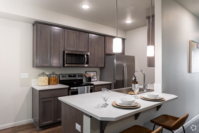 2BR, 2BA - 862 SF - Quatama Woods