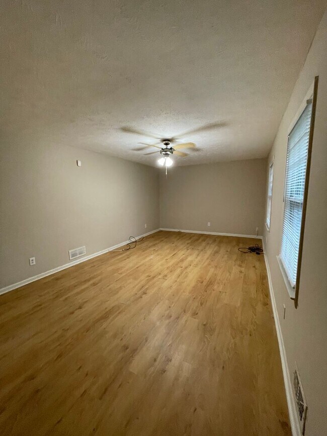 Foto del edificio - Three Bed/1.5 bath Split Level With Fenced...