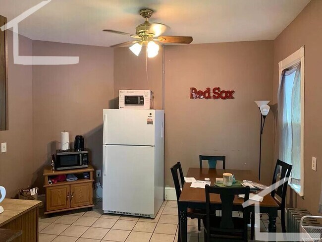 Building Photo - Large 5 Bed 2 Bath in Roxbury