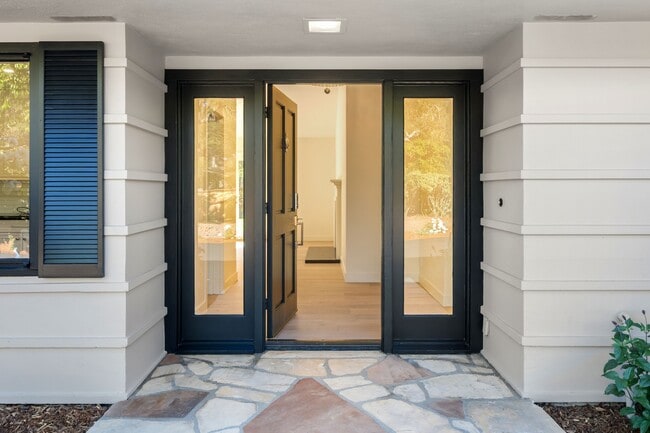 Foto del edificio - 579 Hot Springs Rd