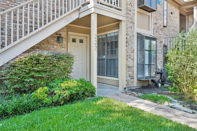 Building Photo - 1311 Antoine Dr