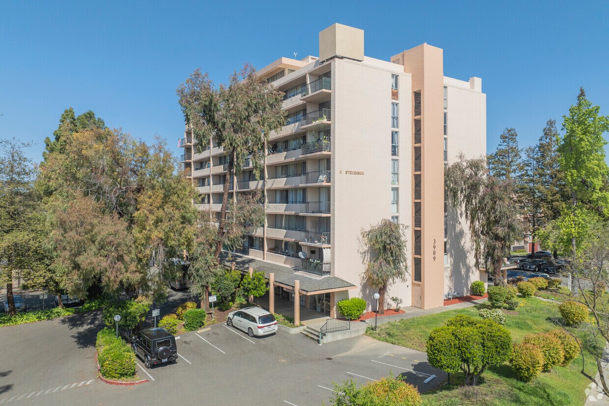 Primary Photo - Parkway Towers