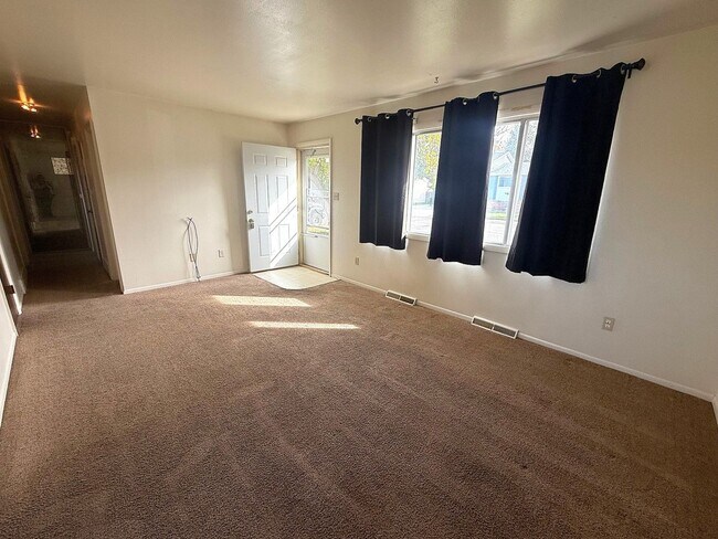 Foto del edificio - 3 Bedroom House w/ Garage