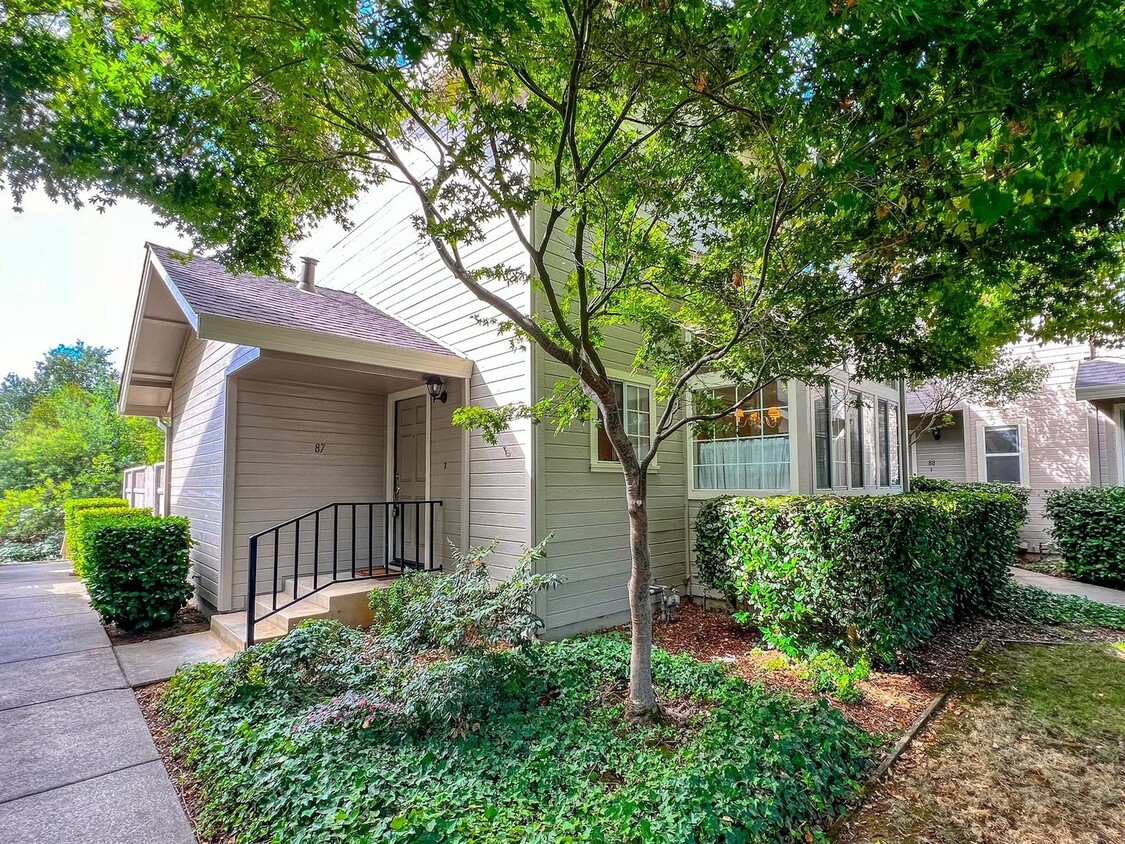 Primary Photo - Beautiful Three Bedroom Valley Club Circle...