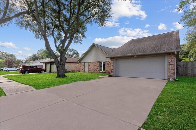 Building Photo - 22435 Elsinore Dr