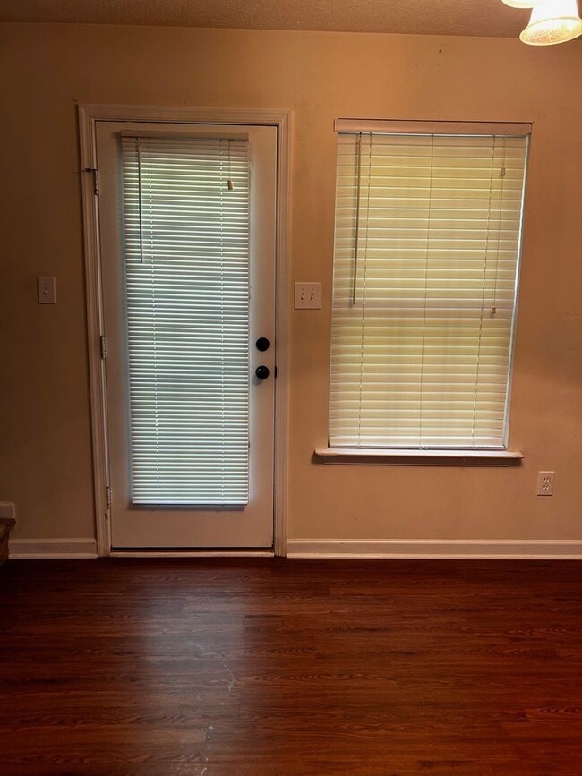 Building Photo - Two Bedroom Townhouse in Tavern Grove!