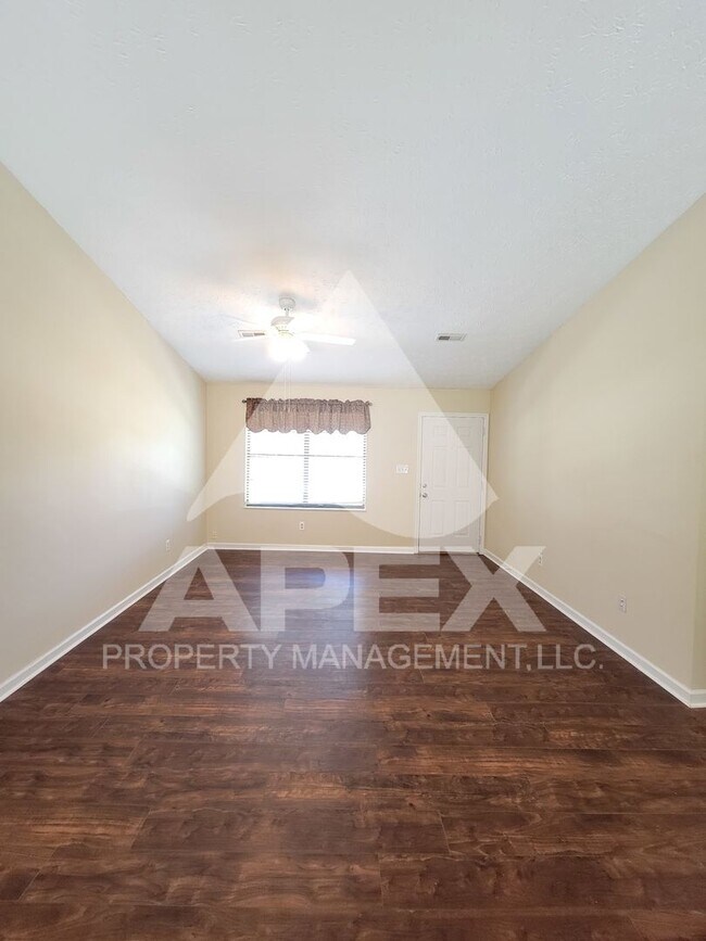 Foto del edificio - Beautiful 3 Bd/2 Ba Single Family Brick ho...