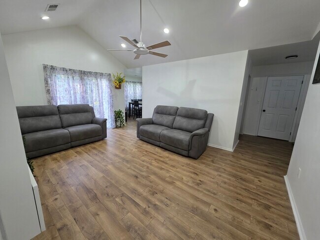 Building Photo - 1702 Cypress Ln