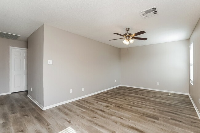 Building Photo - 3227 Barkers Crossing Ave