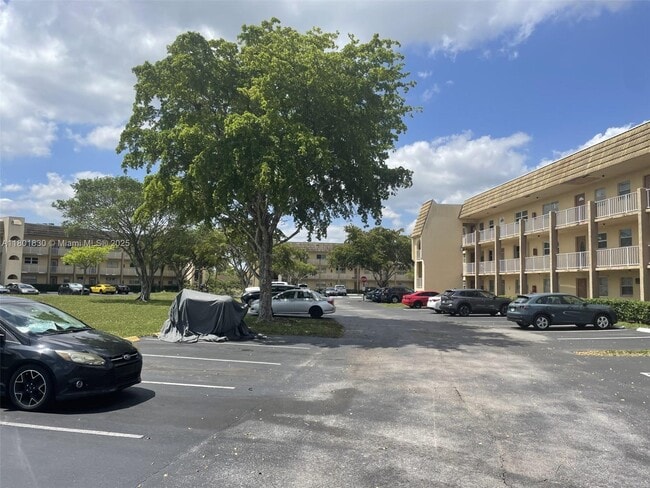Foto del edificio - 8285 Sunrise Lakes Blvd