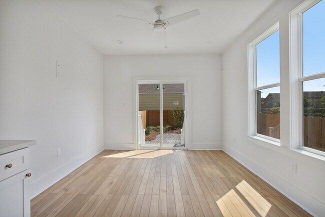 Building Photo - Newly Renovated 2BD/2.5BA with Covered Driveway