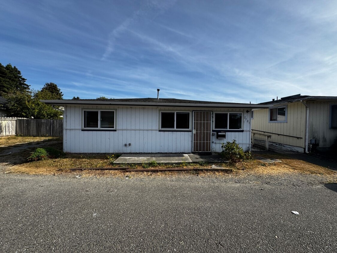 Foto principal - Spacious 2 Bed 1 Bath Home!