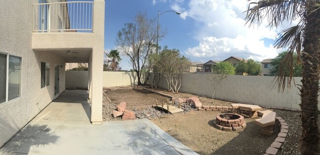 Foto del edificio - Spacious 3Bed/3Bath Two Story Home Located...