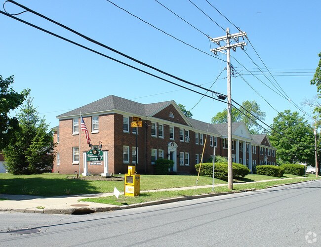 Williamsburg Court Apartments in Saratoga Springs, NY