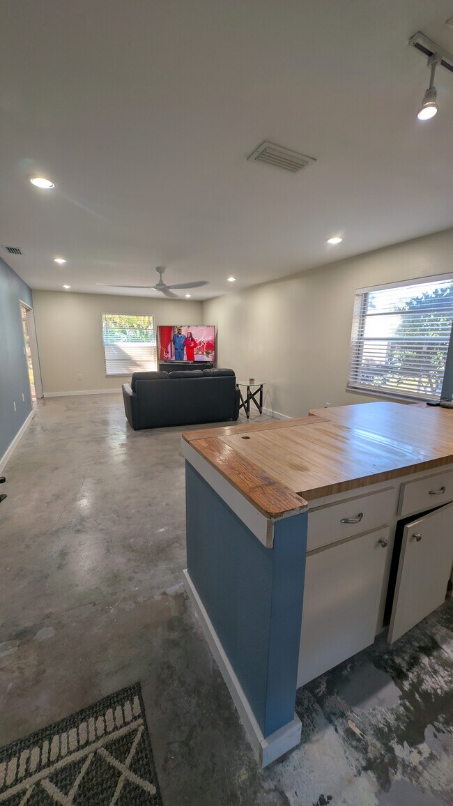 Sala de estar - 5039 Village Gardens Dr