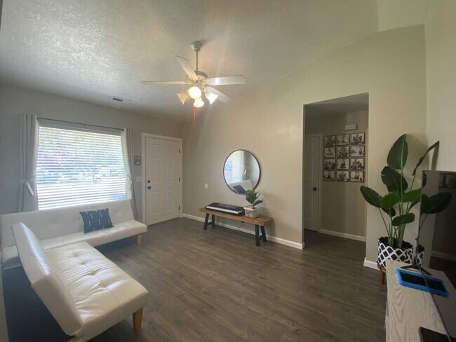 Foto del edificio - Price Reduced!! Great twin home walking di...