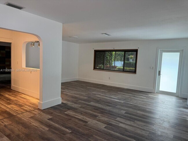 Foto del edificio - 985 NE 115th St
