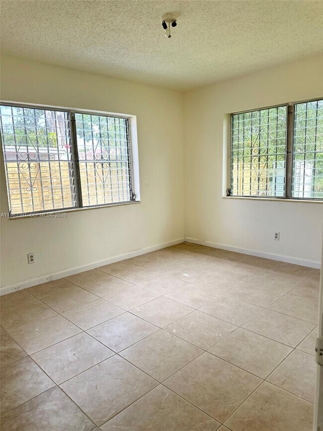 Foto del edificio - 956 NE 80th St