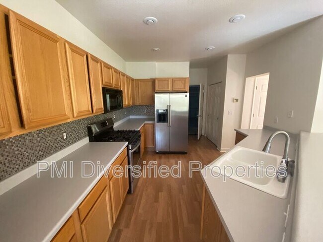 Foto del edificio - 4748 Cedarhill Ln