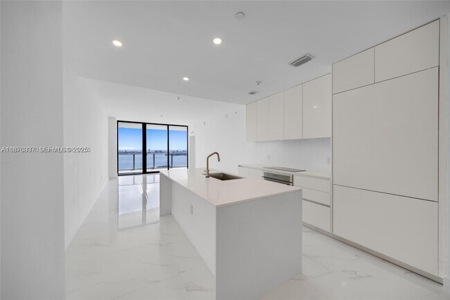 Foto del edificio - 700 NE 24th St