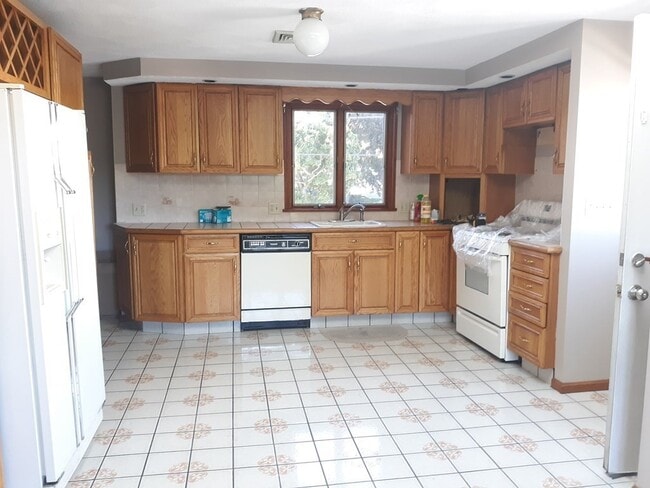 Building Photo - 103 Malden St