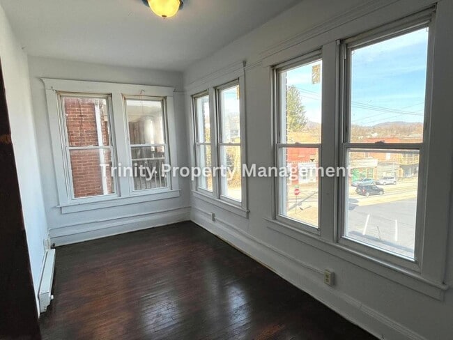 Building Photo - 103 Grove Ave