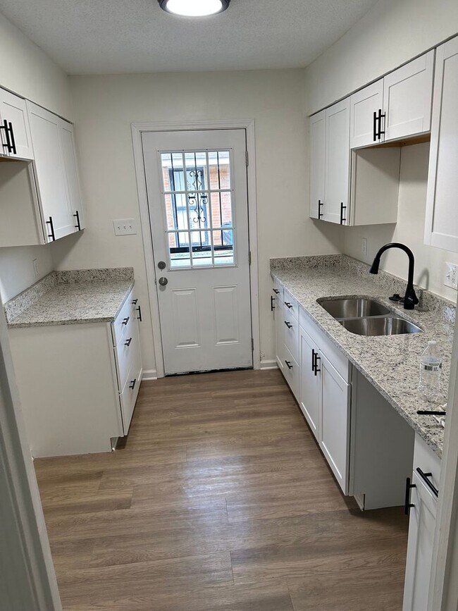 Foto del edificio - Charming 2BR Duplex in Memphis
