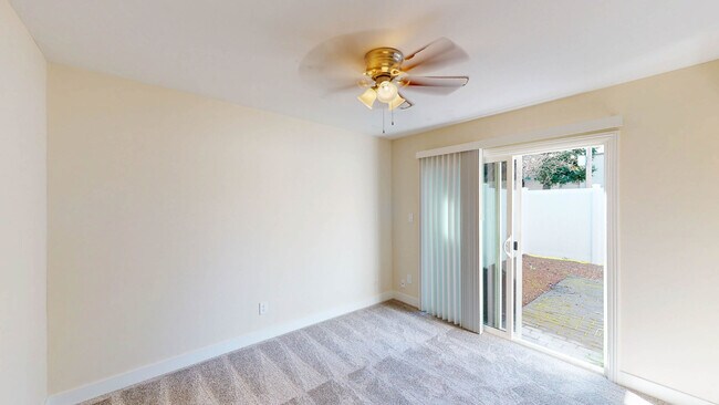 Foto del edificio - 15443 Marty Dr