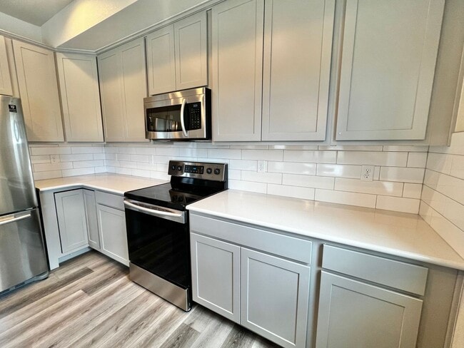 Building Photo - Beautiful 3 bed, 3 bath Townhome in West W...