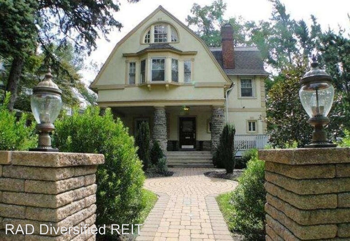 Primary Photo - 7 br, 4.5 bath House - 124 Pelham Rd