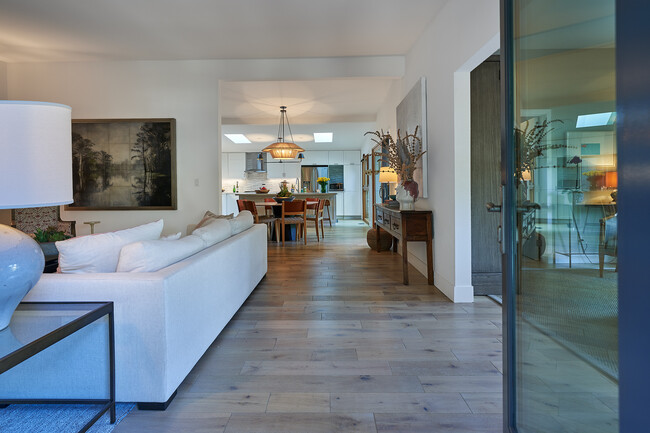 Foto del edificio - 8811 Wonderland Ave