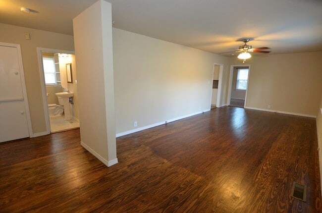 Building Photo - 712 S Apple St