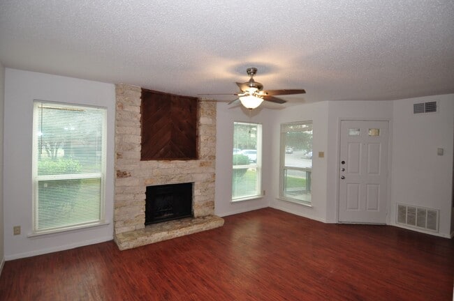 Foto del edificio - New Carpet! New Vinyl Flooring! New Paint!